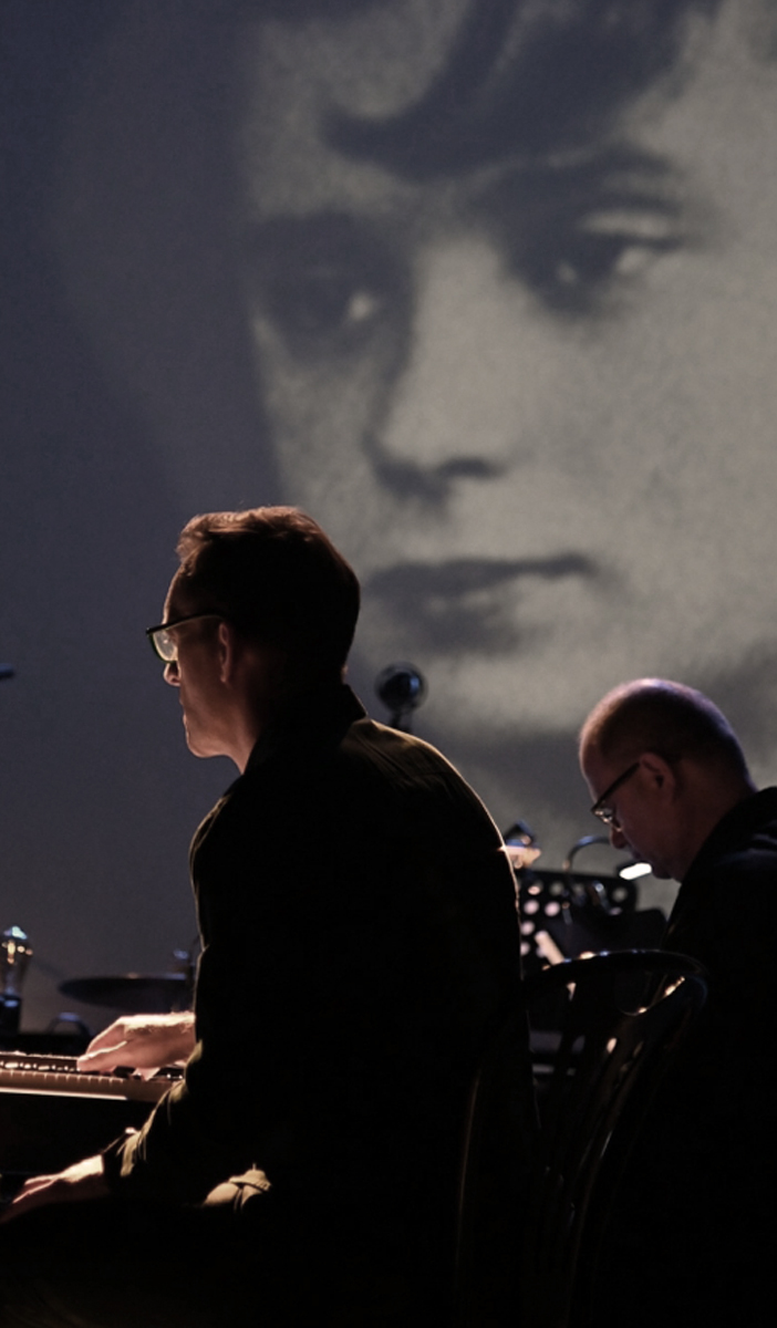 Koncert Siła Miłości — artyści na scenie na tle projekcji
